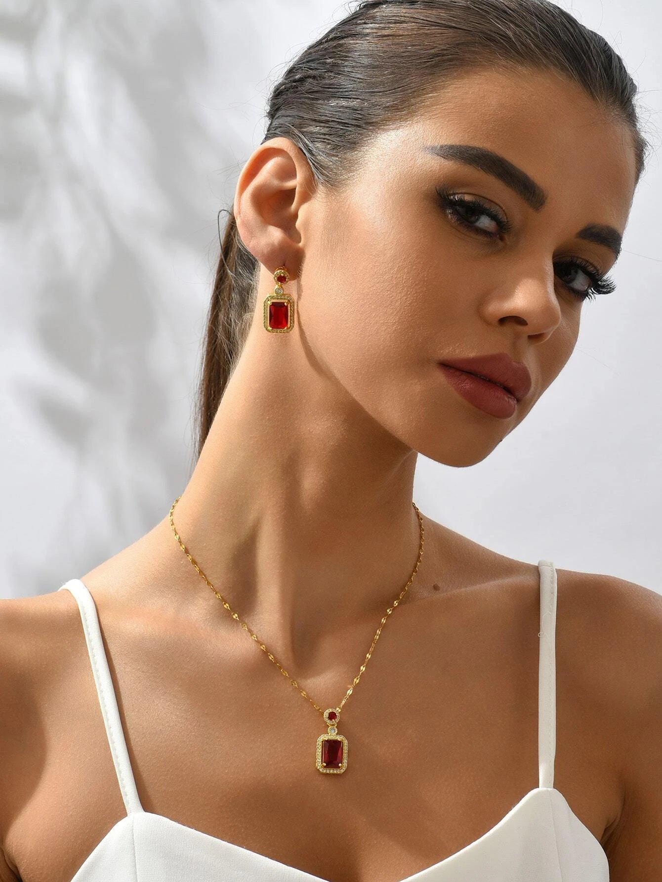 Collier avec pendentif zircone cubique et pendants d'oreilles