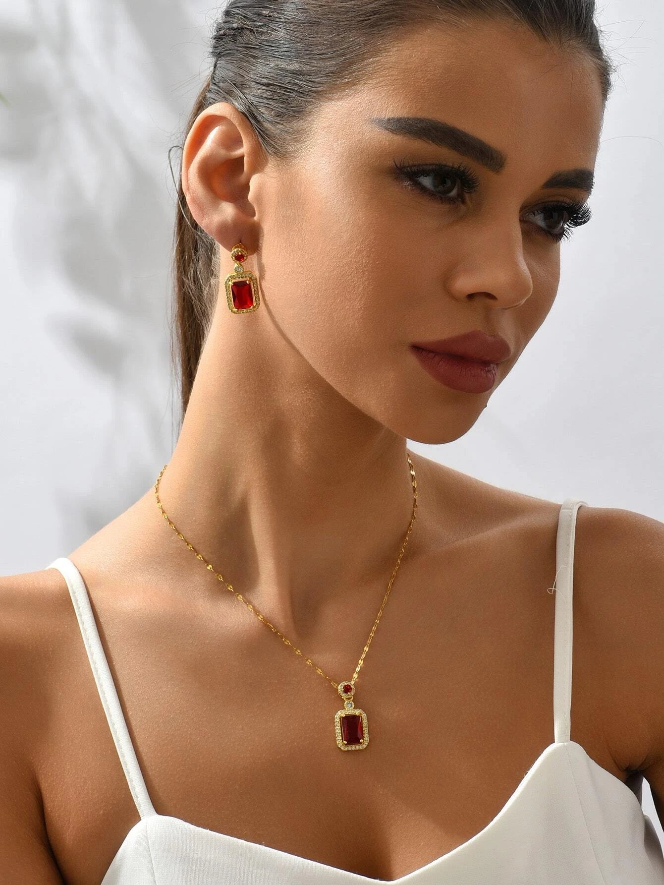 Collier avec pendentif zircone cubique et pendants d'oreilles