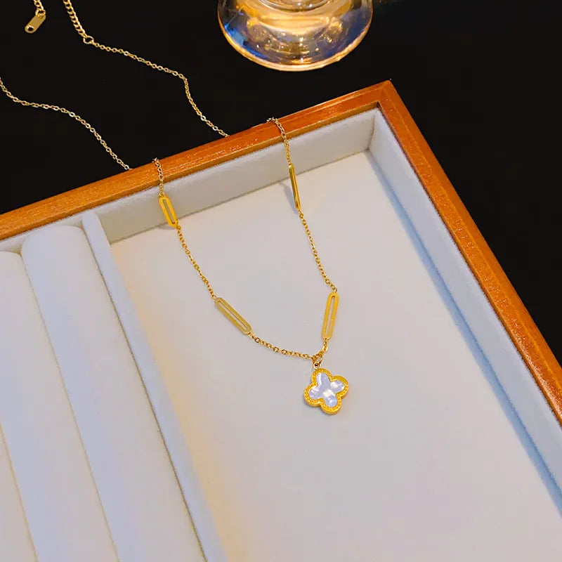 Collier Trèfle à Quatre Feuilles avec Pendentif Acrylique – Acier Inoxydable Plaqué Or 18K